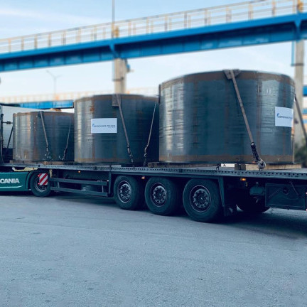 big cylinders on the truck 